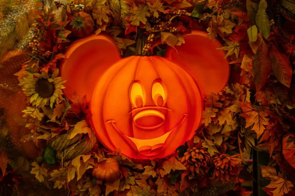 La decoración de otoño incluye muchas coronas con calabazas en forma de Mickey.