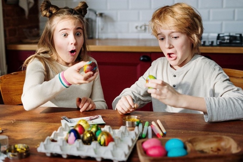 Decorar huevos son parte de la celebración de Pascua con los niños.