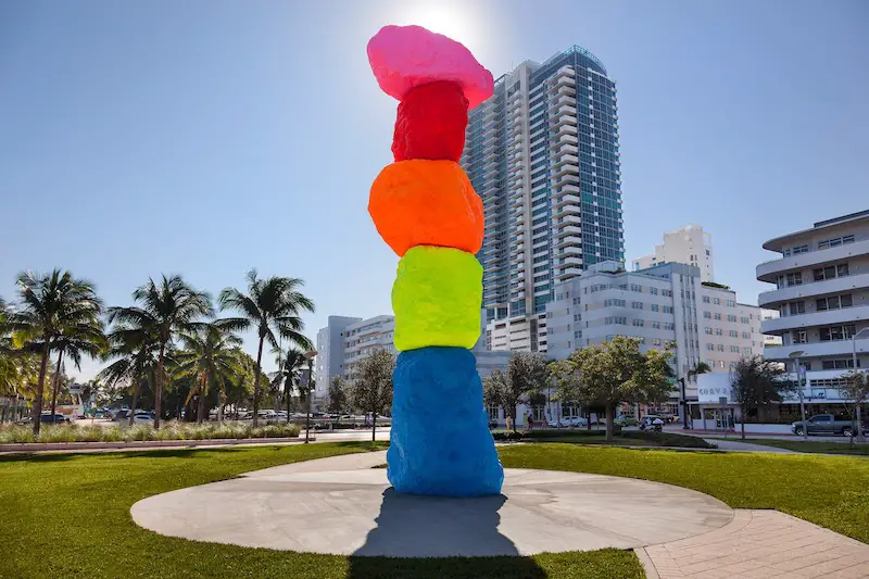 Si quieres disfrutar de arte al aire libre Miami Beach es una de las zonas con más esculturas y espacios intervenidos por artistas plásticos.