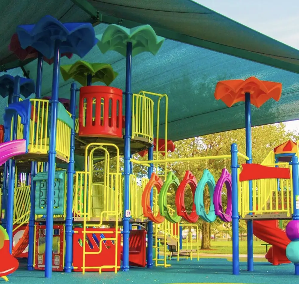 Los colores en los playgrounds y parques en Miami son muy divertidos, por eso nos gustó el Lakeside Park.