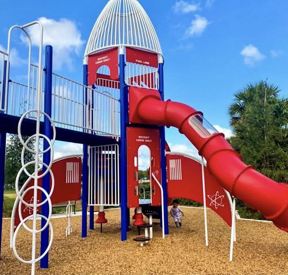 Los playgrounds con cohetes son los favoritos de muchos niños y puedes encontrar varios parques en Miami con este tema, como el Quail Roost Park.